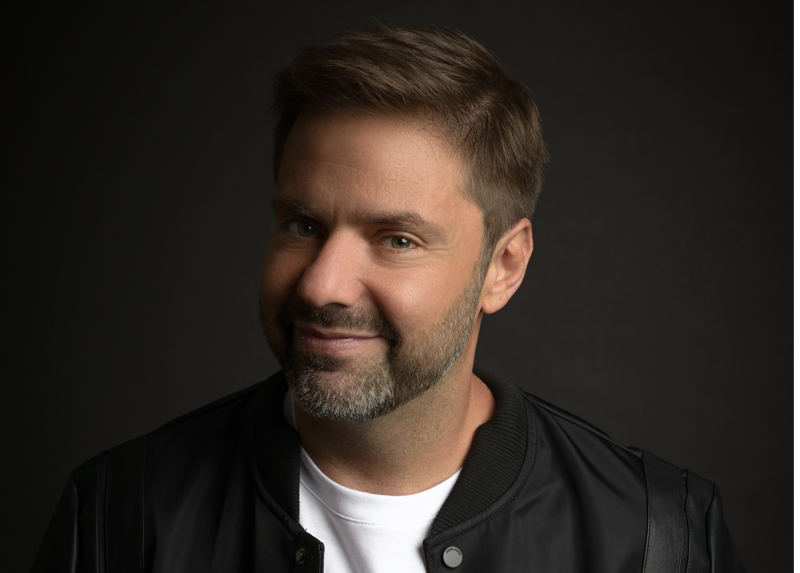 Fábio Rabin apresenta novo show em Porto Alegre e transforma desafios da paternidade em comédia