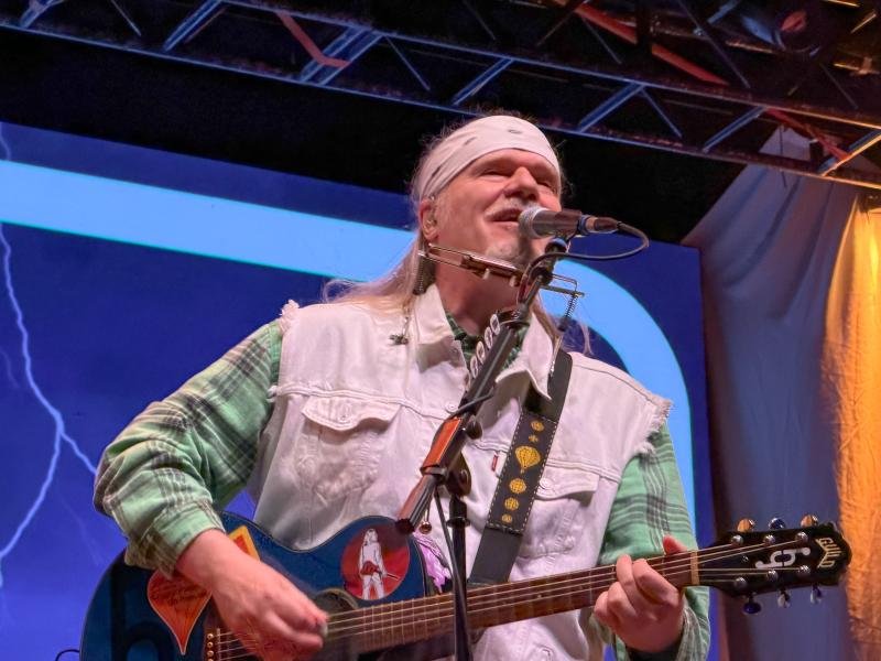 Humberto Gessinger celebra os 'Acústicos Engenheiros do Hawaii' em noite de emoção e casa lotada em Porto Alegre