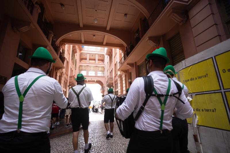 Oktoberfest de Porto Alegre terá 12 horas de festa gratuita com Cachorro Grande e programação especial no Centro Histórico
