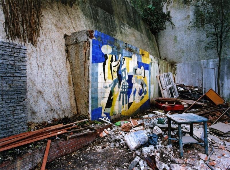 Rochelle Costi transforma cenas cotidianas em memória na exposição gratuita 'Tudo é rua', em Porto Alegre