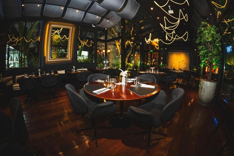 Mesa Criativa promove noite de pintura em taças, vinhos e gastronomia no DRY, em Porto Alegre