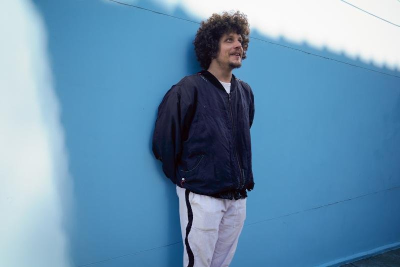 Chico Chico retorna a Porto Alegre com show emocionante da turnê 'Let It Burn/Deixa Arder' no Opinião em outubro