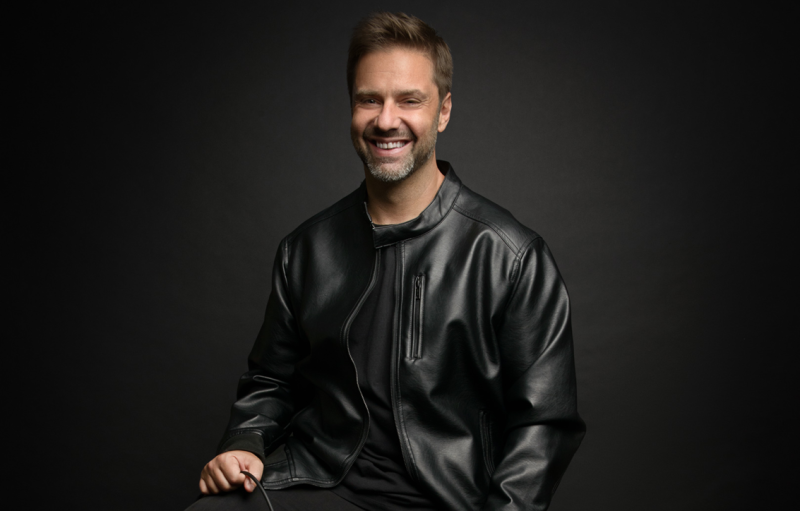 Fábio Rabin transforma as descobertas da paternidade em humor no novo espetáculo no Teatro do Bourbon Country em Porto Alegre