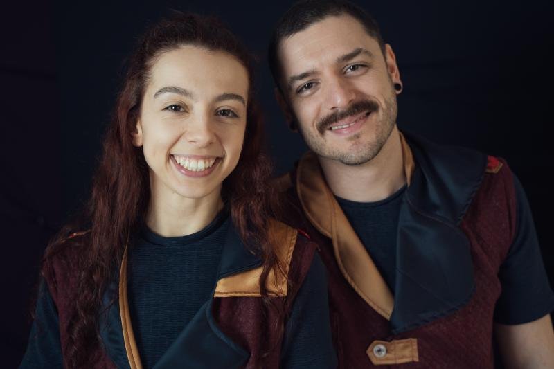 'O Mundo das Coisas' estreia em Porto Alegre unindo teatro de animação e malabarismo no Goethe-Institut