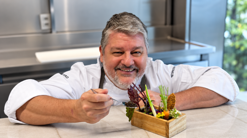 Horta comestível volta ao cardápio de Carlos Kristensen em menu de primavera do UM Bar&Cozinha
