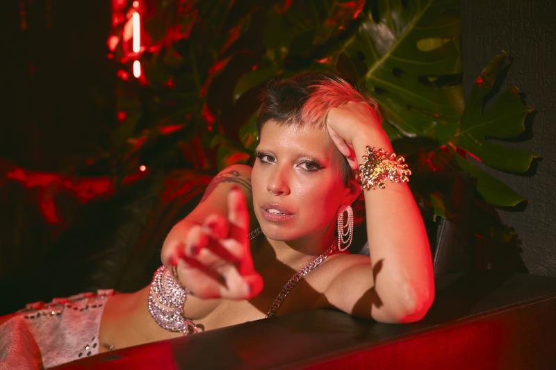 Amanda Gabana lança 'Me Chama Pra Dançar' com show no Teatro Renascença em outubro 