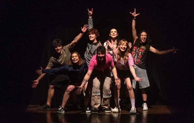 Adolescer recebe Cacetinho em sessão especial com humor e histórias da adolescência em Porto Alegre