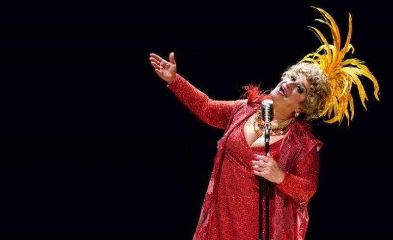 Grace Gianoukas interpreta Dercy Gonçalves em espetáculo que percorre oito cidades do RS em novembro