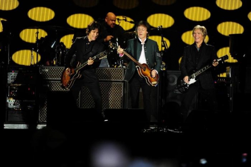 Paul McCartney emociona ao fazer show histórico em Porto Alegre