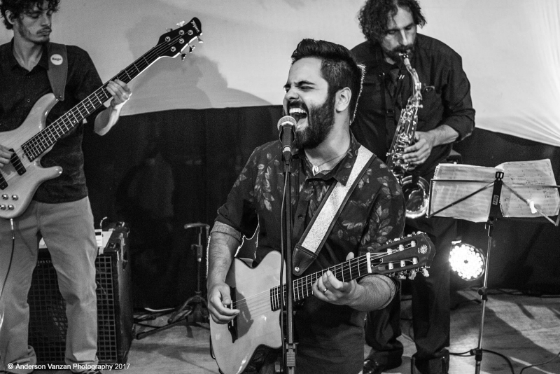 Léo Monassa faz show de lançamento de novo álbum no Teatro Renascença 