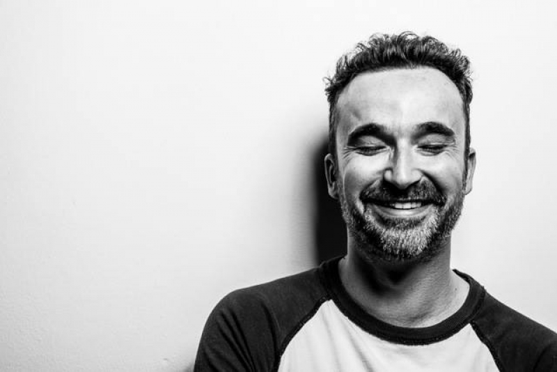 O Cantor Edu Conte e sua banda de apartamento fazem duas apresentações no estado