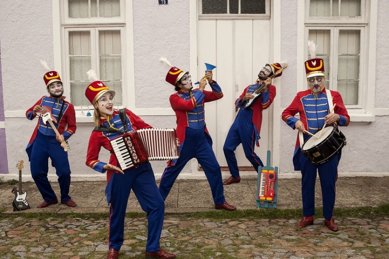 Orquestra de Brinquedos em curta temporada no Theatro São Pedro