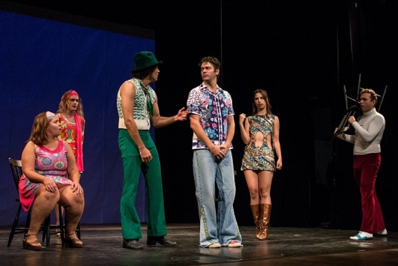 'Bailei na Curva' celebra 36 anos de estrada em curta temporada no Theatro São Pedro