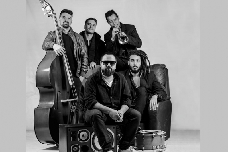 Léo Monassa apresenta novo show 'Desaguou - Unplugged' no Teatro de Arena