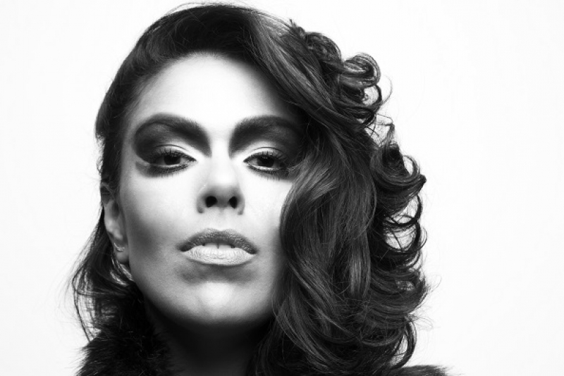 Nani Medeiros apresenta no Café Fon Fon o show 'À Flor da Pele'