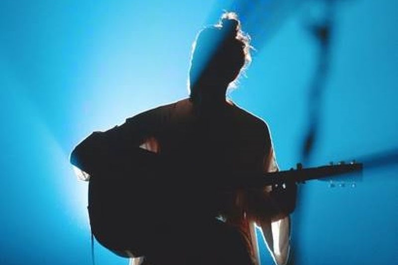 Tiago Iorc retorna a Porto Alegre em novembro com show no Auditório Araújo Vianna