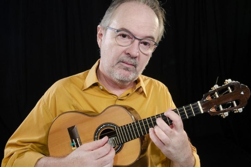 Henrique Cazes apresenta o show Música Nova para Cavaquinho em Porto Alegre