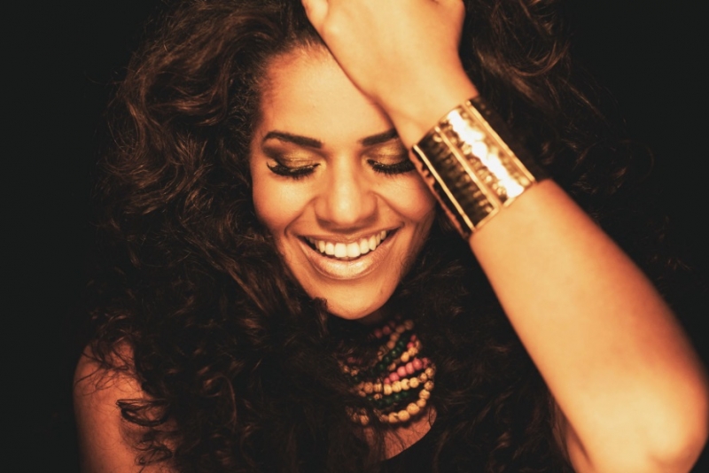 Cantora Anaadi se apresenta no Best Hour do Trend Mall Boutique com entrada franca