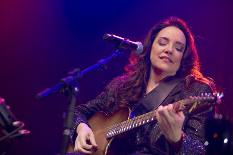 Ana Carolina apresenta a turnê 'Fogueira em Alto Mar