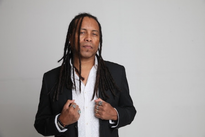 Serginho Moah se apresenta nesta quinta-feira no Royal Black Pub