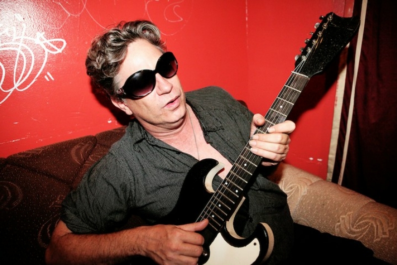 Dex Romweber se apresenta pela primeira vez em Porto Alegre em 2020