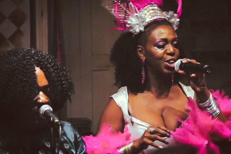 CarnaGlau comemora 5 anos no Café Fon Fon com marchinhas, sambas e balancês 