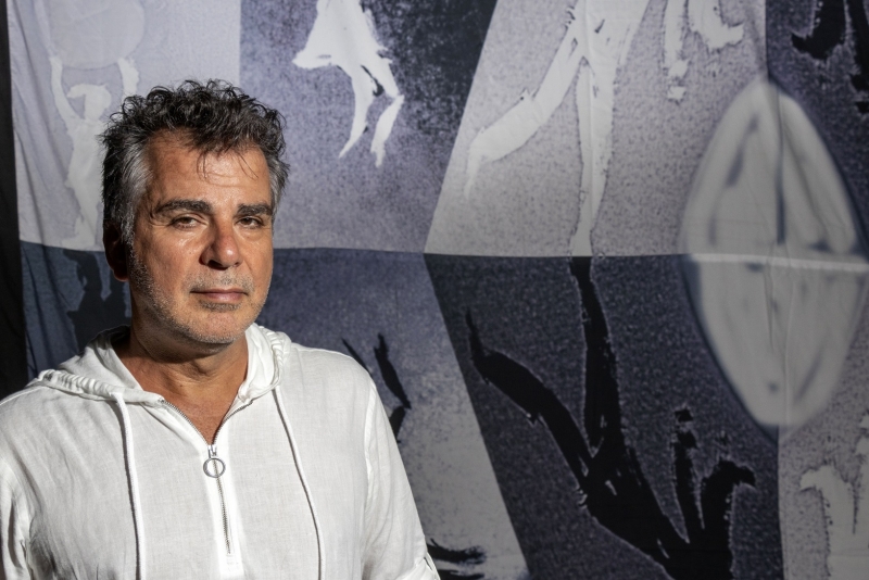 Antonio Villeroy canta sucessos da carreira no show Luz Acesa