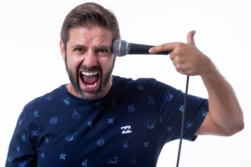 Fábio Rabin apresenta em Porto Alegre o espetáculo 'Tá embaçado'