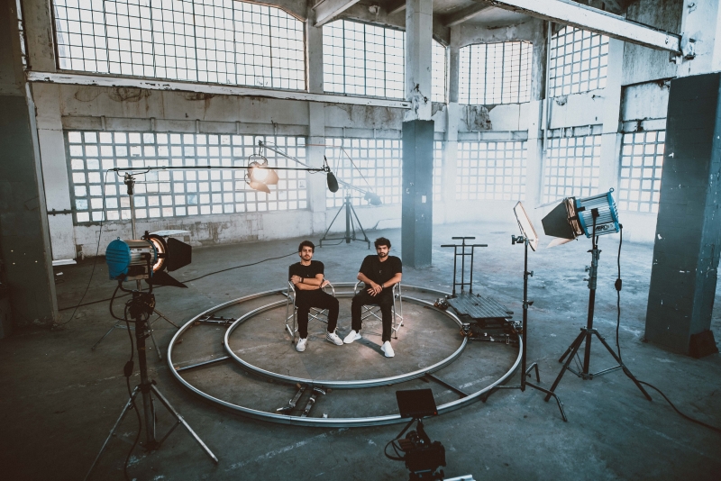 'Nós Somos os Cat Dealers', documentário retrata trajetória do duo eletrônico