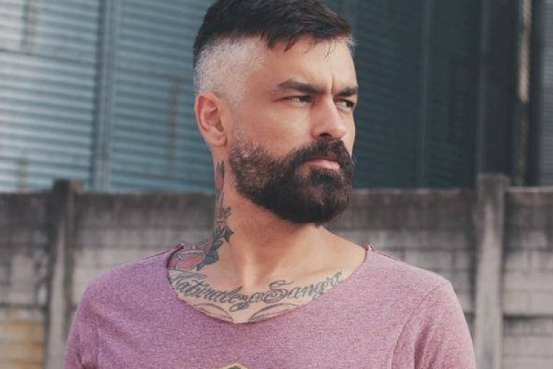 Esteban Tavares se apresenta no ShowlivrePlay, nova plataforma de streaming 