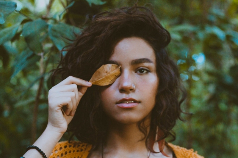 Em produção intimista, Mariana Froes lança o videoclipe de 'eu'