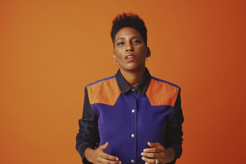 A cantora e compositora Mahmundi faz live no Festival #CulturaEmCasa