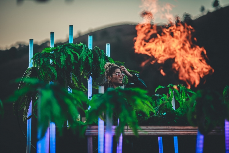 Lari Hi apresenta nova sonoridade em live autoral nesta quinta-feira, (10)