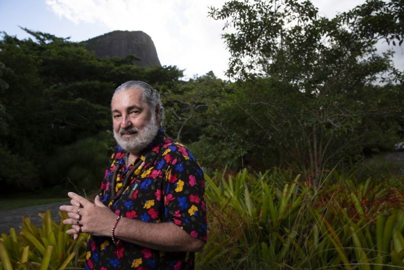 Moacyr Luz faz show em formato intimista no #EmCasaComSesc