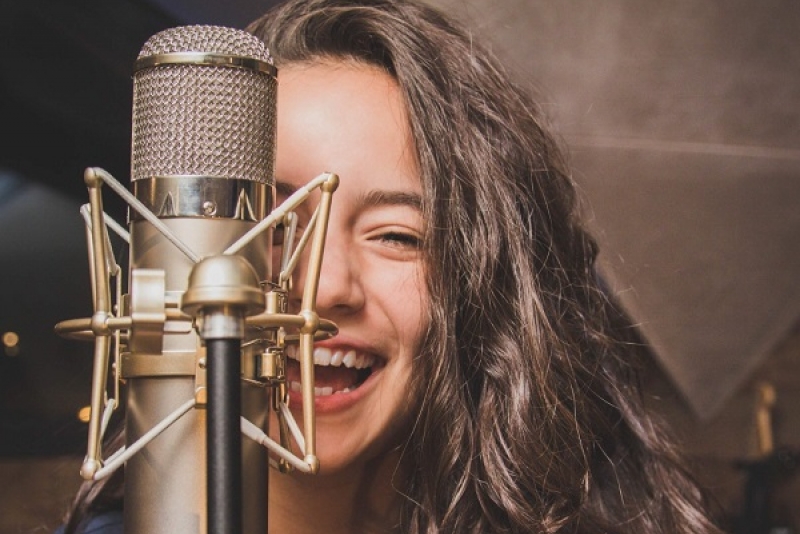 Malu Casanova, apresentara música autoral inédita em Live show neste sábado, (19)