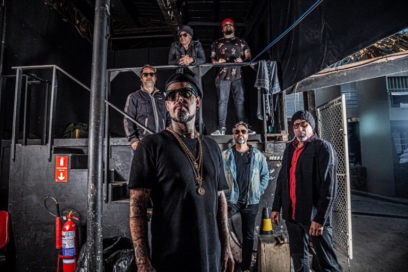 Detonautas Roque Clube faz live show em comemoração ao aniversário de Tico Santa Cruz