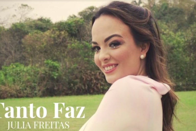Julia Freitas lança videoclipe em clima tropical para novo single 'Tanto Faz'