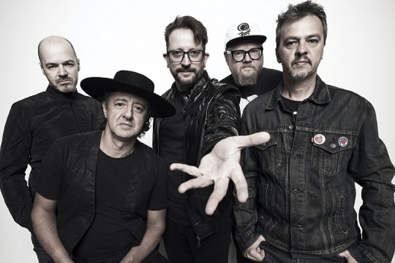 Nenhum de Nós apresenta show 'Paz e Amor' no Poa Drive-in Show