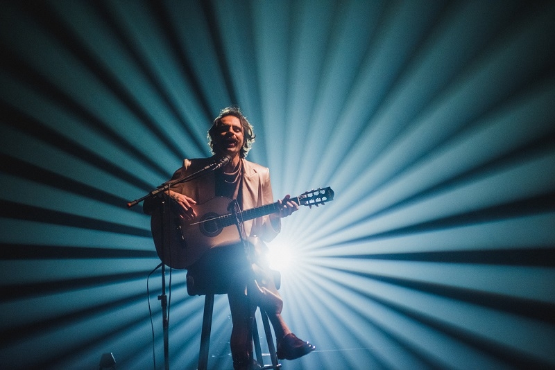 Rodrigo Alarcon apresenta 'VAZIO', show sem público gravado no Cine Joia