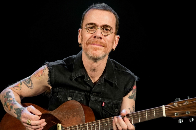 Nando Reis apresenta em Porto Alegre o show 'Voz e Violão' , acompanhado do filho