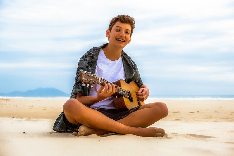 João Napoli lança canção autoral 'Meu Modo', acompanhada de videoclipe  