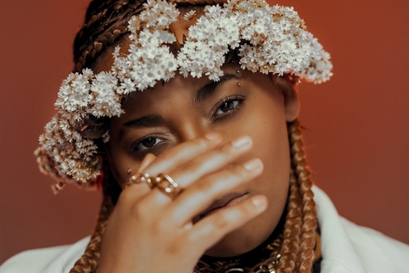 Iza Sabino anuncia a data de lançamento do seu primeiro álbum 'Glória'