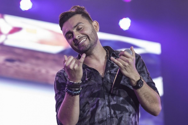 Mano Walter lança clipe de 'Me Diz Como É Que Faz' ao lado de Raí Saia Rodada