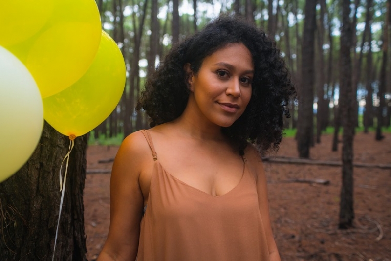 Bárbara Silva caminha por Brasília em videoclipe de 'Não Esconda'