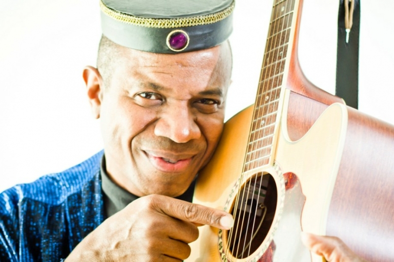 Referência do violão, Mestre Robson Miguel faz show híbrido no Instituto Ling 