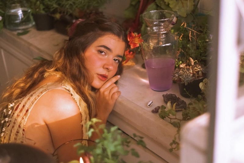 Pilar fala sobre o amor próprio no videoclipe de 'Junto e misturando'