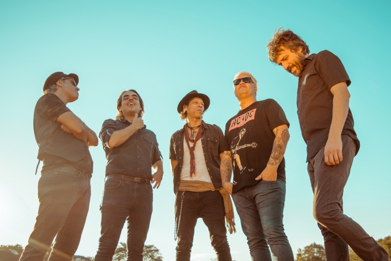 Acústicos & Valvulados lança 'Fervura', em parceria com Fabrício Beck