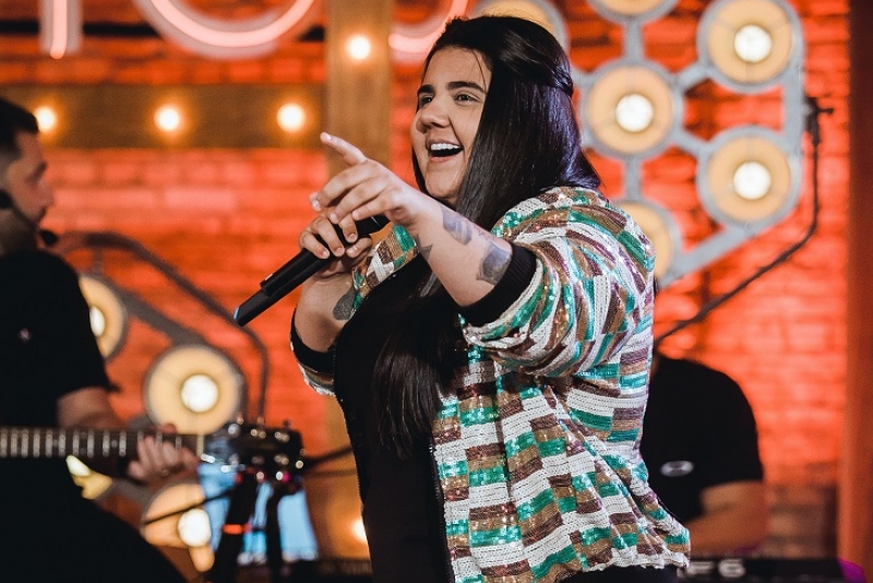 Yasmin Santos canta sobre amiga fura-olho na inédita 'Que Amiga É Essa'