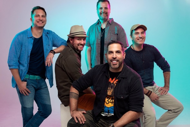 Trazendo o romantismo do pagode, Inimigos da HP lança novo single 'Linda'