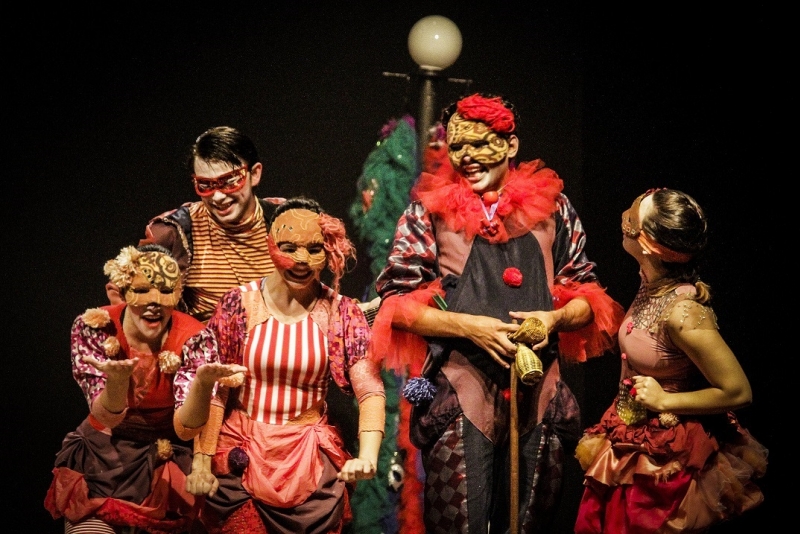 Releitura de 'A Bela e a Fera' adapta o clássico ao contexto brasileiro dos bailes de Carnaval